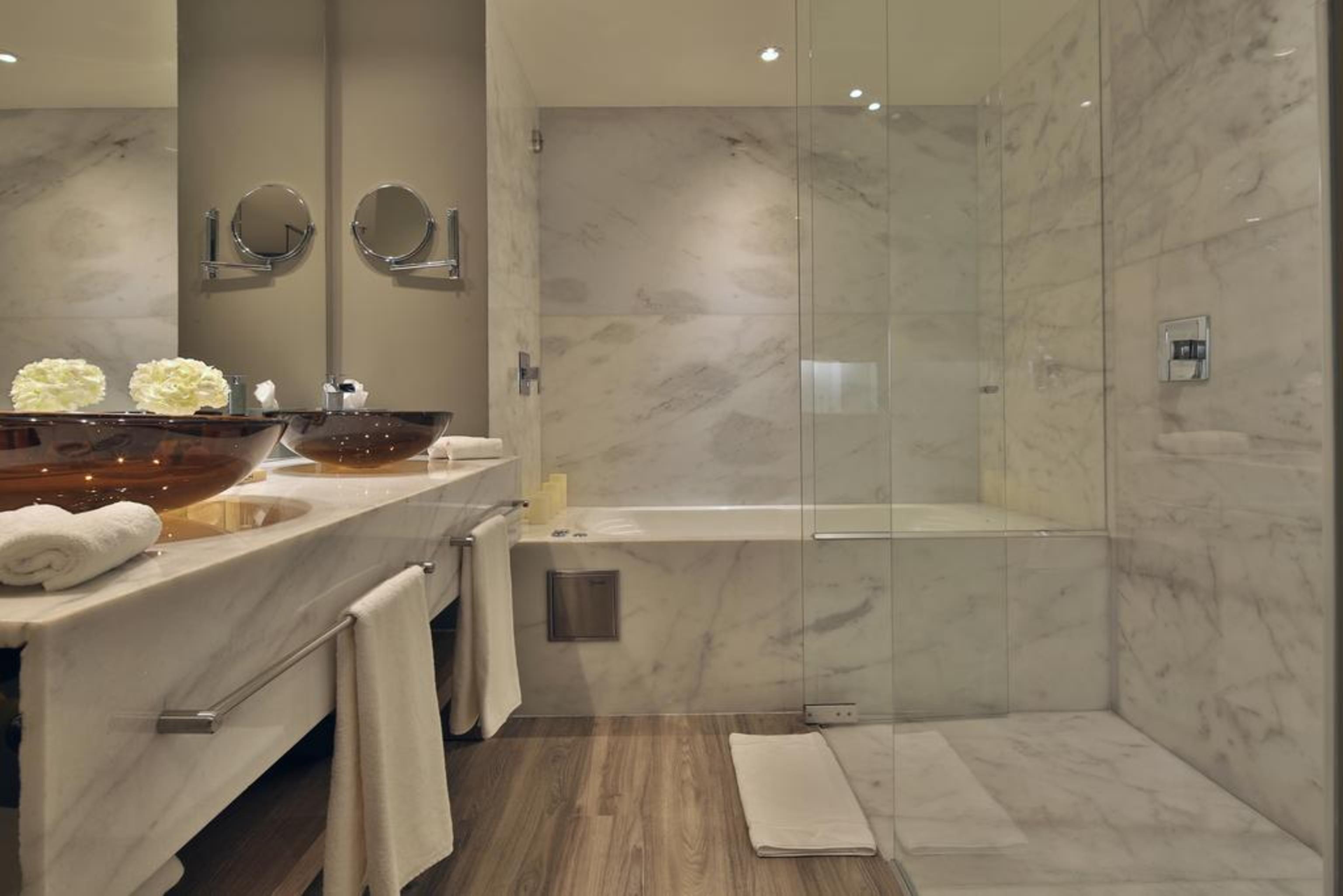 Movich Buro 51 Hotel Barranquilla  Exterior foto A shower enclosure with a fixed glass door